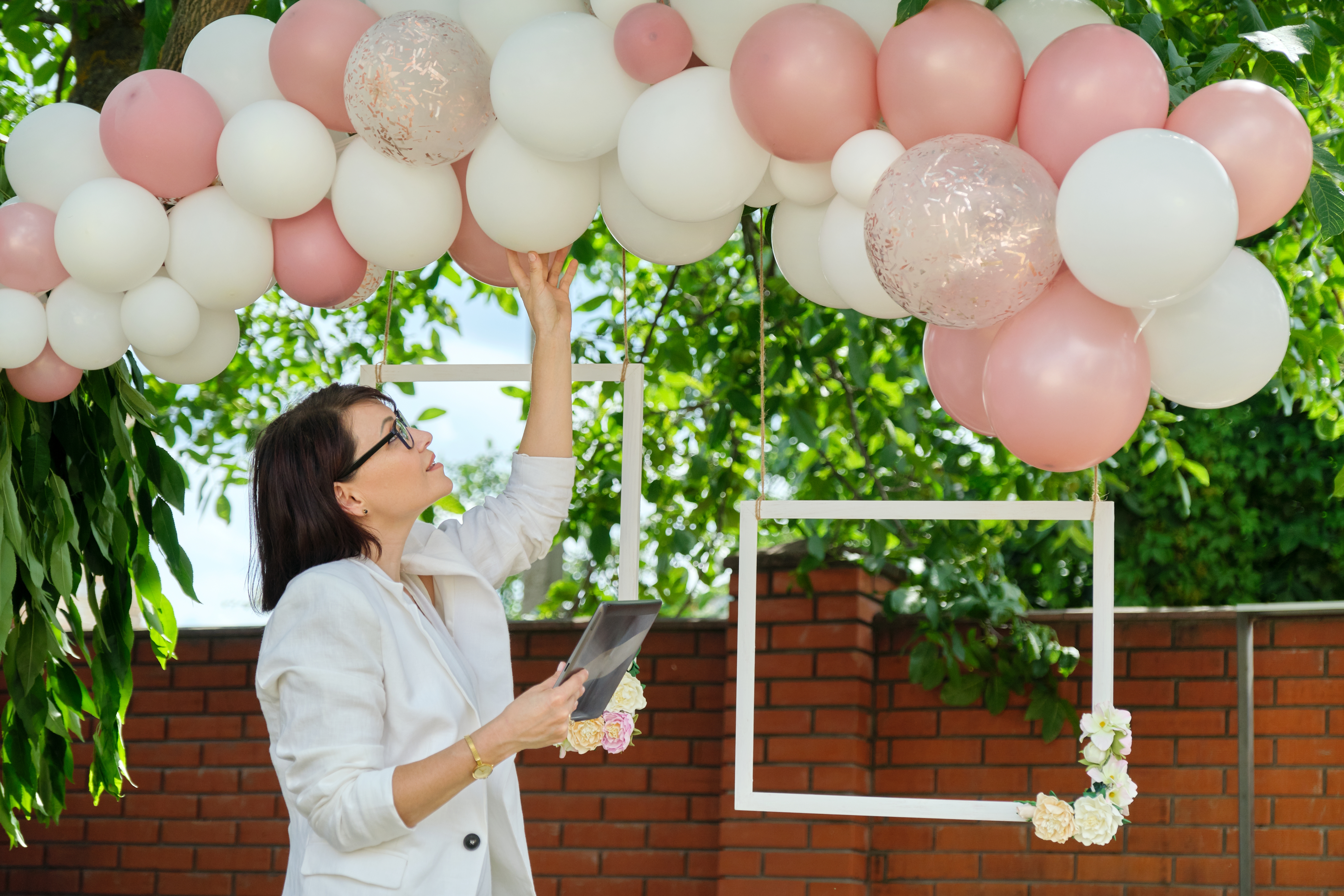 decorating garden with balloons party ceremony